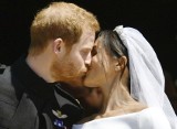 Ślub księcia Harry'ego i Meghan Markle [ZDJĘCIA] [WIDEO] Suknia panny młodej od Clare Waight Keller, pan młody w mundurze i tłumy na ulicach