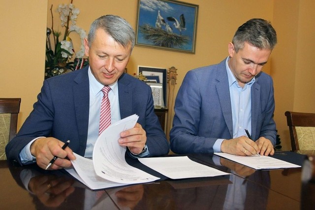 Umowę podpisują: Adam Jarubas- marszałek województwa świętokrzyskiego (z prawej) i Mirosław Seweryn- wójt Mirca