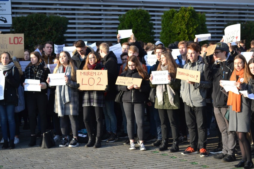 Strajk uczniów i nauczycieli przed Urzędem Miejskim w...