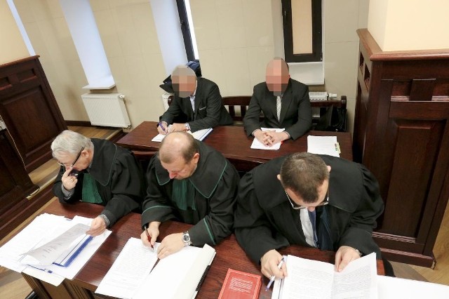 Oskarżeni od lewej Mariusz Ch. i Marek F. podczas rozprawy odwoławczej w słupskim sądzie okręgowym. Pierwszego z nich broni Wojciech Kaczmarek, drugiego - Artur Ziąbka i Kamil Sośnicki.