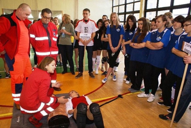 Turniej siatkówki dziewcząt połączony był z pokazem udzielania pierwszej pomocy. 