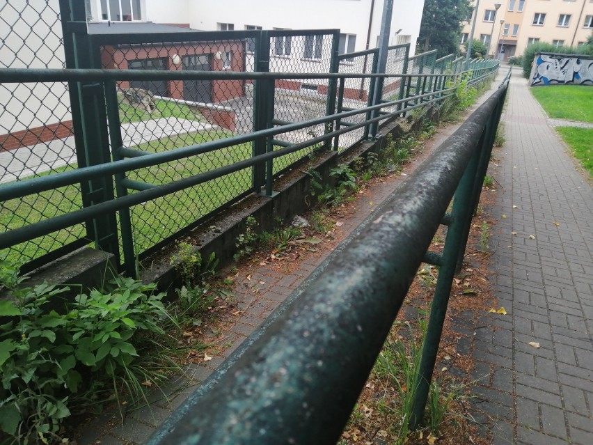 Mieszkańcy narzekają, że przejście od ulicy Dąbrowskiego do...