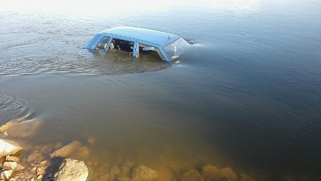 Wędkarz poszedł na ryby, a jego auto... zjechało do Wisły!