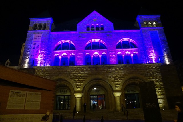 W sobotę o godz. 16 Zamek Cesarski, Collegium Maius, a także m.in. galeria handlowa Avenida zostały podświetlone na fioletowo. W ten sposób Poznań dołączył do innych miast na całym świecie, które w ten sposób uczciły Światowy Dzień Wcześniaka.