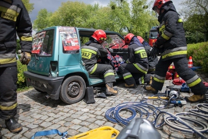 Akcja ratownicza w Parku Staromiejskim. Wydobywali pasażera z daewoo tico [zdjęcia]