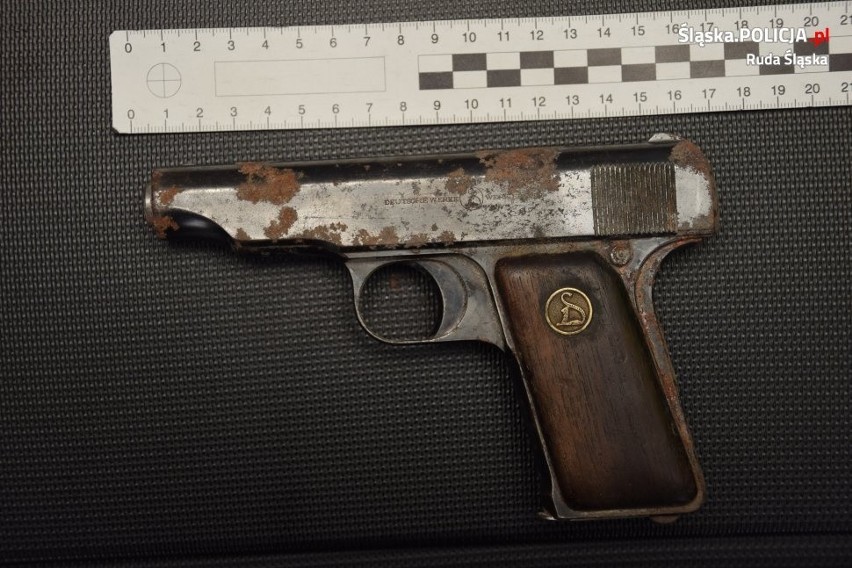 Niemiecki pistolet znaleziony podczas rozbiórki domu w Rudzie Śląskiej-Halembie ZDJĘCIA