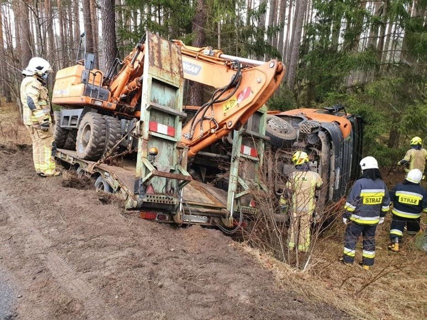 Wypadek ciężarówki na drodze 212 Bytów-Chojnice. Policja...