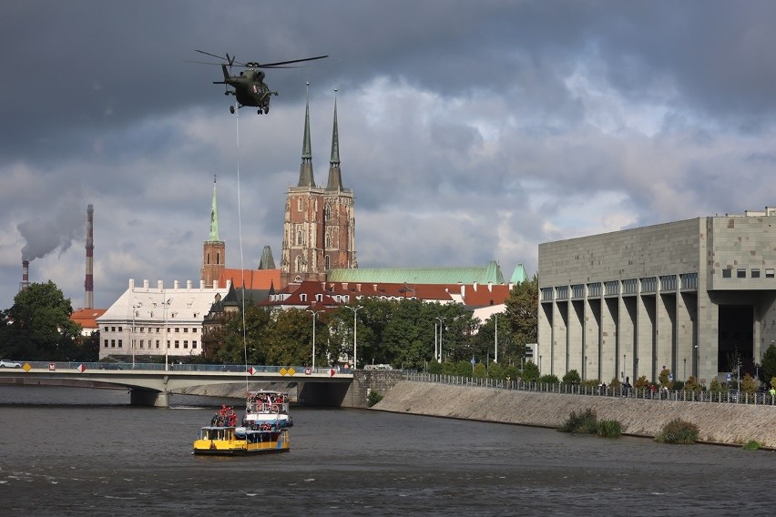 Prawie 300 osób i ponad 80 wozów strażackich - bierze udział...