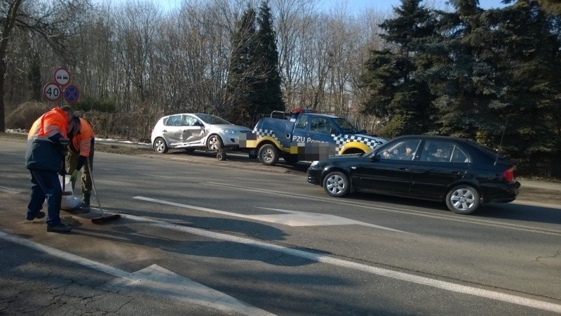 Wypadek na Szczecińskiej. Dwie osoby ranne [zdjęcia]