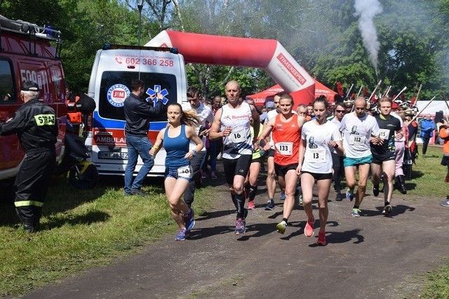 W sobotę, 4 maja park w Ruszczy opanowali amatorzy i fanatycy biegania oraz marszu Nordic Walking z całej Polski. Na moment mogli się przenieść w realia życia obozu historycznego. Towarzyszyło im wojsko z czasów Napoleońskich i księstwa Warszawskiego oraz damy z barokowego dworu. Salwa z pistoletów skałkowych rozpoczęła I Bieg Uniwersału Połanieckiego. Udział w biegu wzięło 85 zawodników, a w marszu 35 zawodników z całego kraju. Pierwszy na mecie pojawił się Tomasz Wójcik (Gorzyce), który pokonał 10 kilometrów trasy w 38 minut i 34 sekundy. - Gratulujemy wszystkim dotarcia do mety i uzyskania świetnych wyników. Ogromnie miło nam było Was gościć. Wielkie podziękowania kierujemy w stronę współorganizatorów, sponsorów, strażaków i wolontariuszy, bez Was ta impreza by się nie odbyła. Do zobaczenia za rok - było wspaniale! - mówią organizatorzy, członkowie Running Połaniec. Zobacz więcej na kolejnych slajdach.