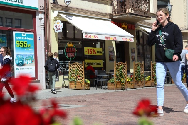 Do ataku na obcokrajowców doszło w samym sercu starówki - przy ul. Szerokiej, przed popularnym lokalem Kebab King.