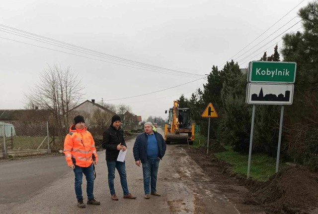 W Starym Kobylniku w gminie Stara Błotnica przebudowa drogi już się rozpoczęła. Będzie nowy asfalt i utwardzone pobocza.