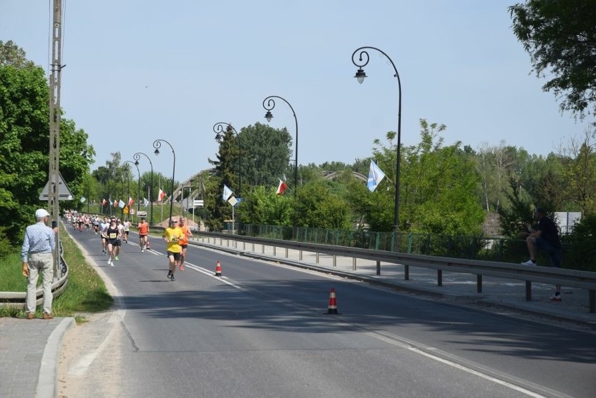 Wielkie święto biegania w Białobrzegach. Bieg Pilicy w upalną niedzielę dostarczył emocji zawodnikom i publiczności. Zobacz zdjęcia