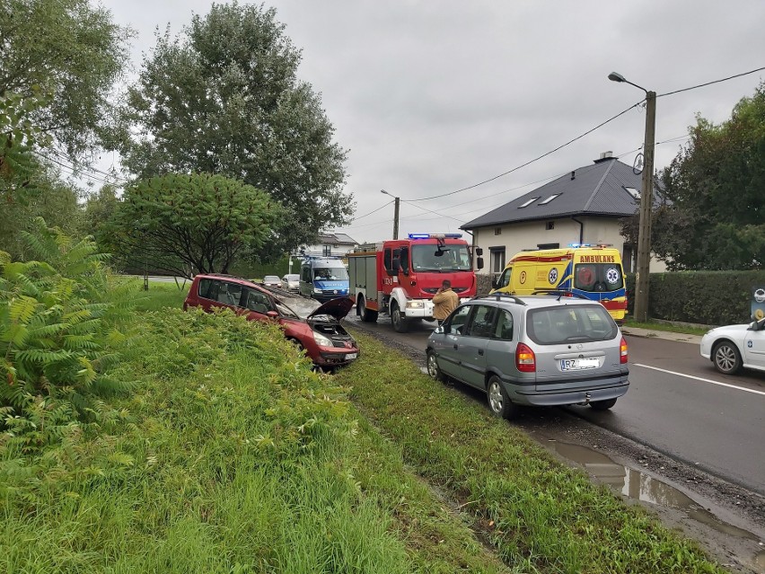 Rzeszów. Samochód osobowy wpadł do rowu na ul. Kwiatkowskiego [ZDJĘCIA]