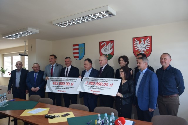 Władze Mazowsza wsparły finansowo gminę Borkowice przekazując dotację na dwie inwestycje.