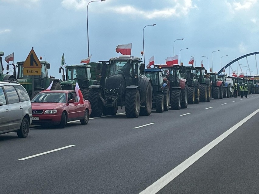 Dziś o godzinie 10 rozpoczął się protest rolników na drodze...