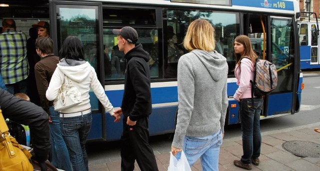 14 linii autobusowych będzie kursowało ze zwiększoną częstotliwością (jak w godzinach szczytu) dłużej niż teraz