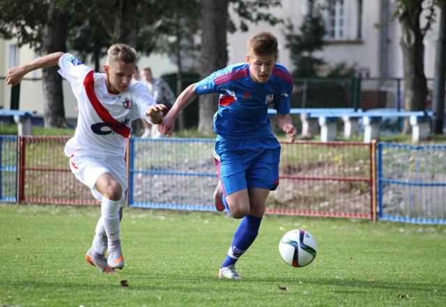 Karol Czubak (niebieska koszulka) to szybki i dobrze grający tyłem do bramki napastnik.