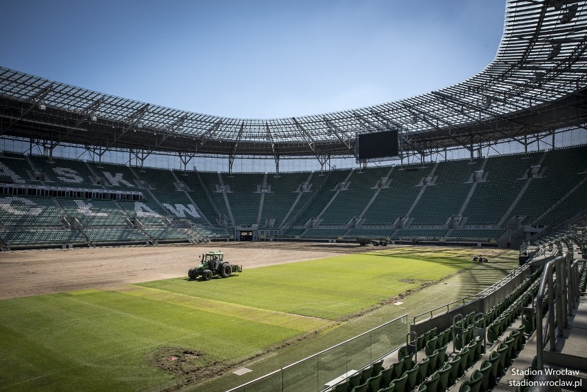 Trwa wymiana murawy na Stadionie Wrocław [ZDJĘCIA]