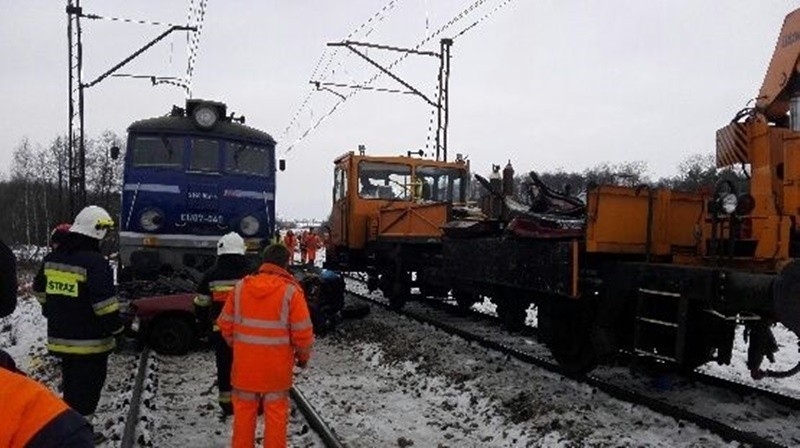 Tragiczny wypadek na przejeździe kolejowym w gminie Sobków. Nie żyją dwie osoby