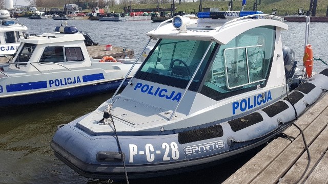 Funkcjonariusze Komendy Miejskiej Policji już od kwietnia rozpoczęli służbę na wodach powiatu toruńskiego. Czytaj także: Mistrzowie parkowania w Toruniu. Nie uwierzycie gdzie parkująNajnowszym nabytkiem toruńskiego garnizonu jest hybrydowa motorówka Sportis zwodowana w 2015 r. Łączy w sobie cechy pontonu oraz łodzi. Posiada zaburtowy silnik o mocy dwustu koni oraz została wyposażona m.in. w echosondę pozwalającą na obserwację ukształtowania dna i przedmiotów unoszących się w wodnej toni. Czytaj także: Zaginieni z Kujawsko-Pomorskiem. Ich rodizny wciąż czekają na ich powrót [ZDJĘCIA]Jednostka osiąga maksymalną prędkość prawie 80 km/h. Właśnie ta łódź ma służyć „wodniakom” do walki z kłusownictwem rybnym oraz przeciwdziałać skażeniom zbiorników wodnych.