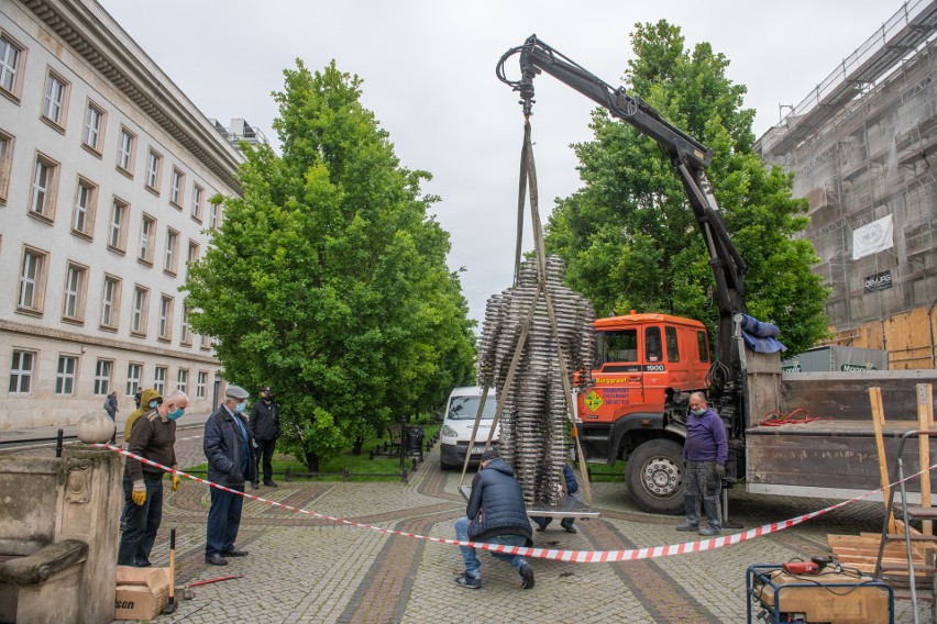 Montowanie pomnika Golema na Al. Marcinkowskiego w Poznaniu...