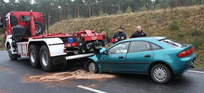 Mazda wbiła się pod wóz straży pożarnej. Potrójna kraksa pod Zieloną Górą