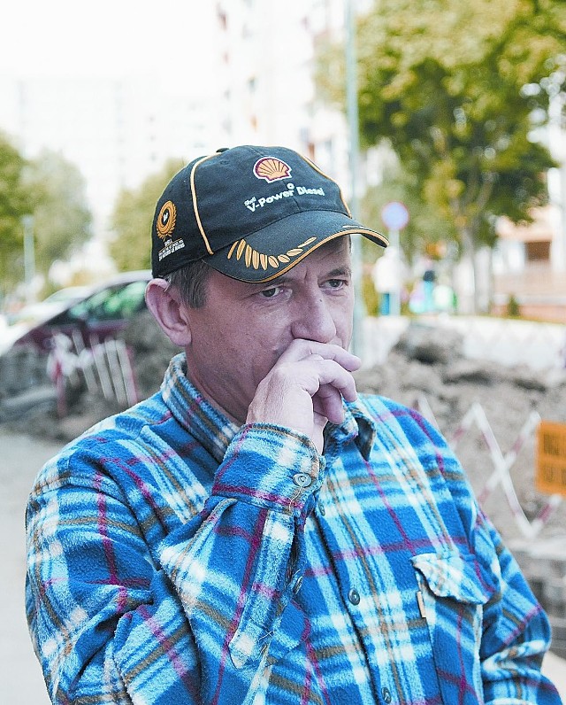 Gospodarz bloku Zbigniew Siadaczka mówi, że starsi mieszkańcy bloku boją się o swoje bezpieczeństwo.