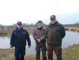 W powiecie włoszczowskim wspólne patrole policji, straży łowieckiej i rybackiej. Pilnują, by nie było kradzieży ryb i choinek