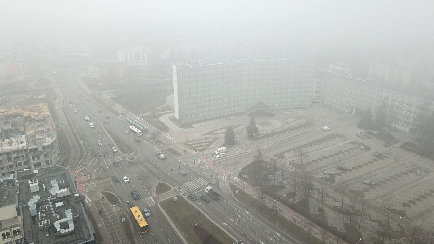 Smog w Kielcach. Normy przekroczone nawet 4-krotnie! Zobacz film z drona 