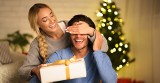 Jaki prezenty kupić mężczyźnie pod choinkę? Wyjątkowe upominki świąteczne dla chłopaka, męża, taty i dziadka
