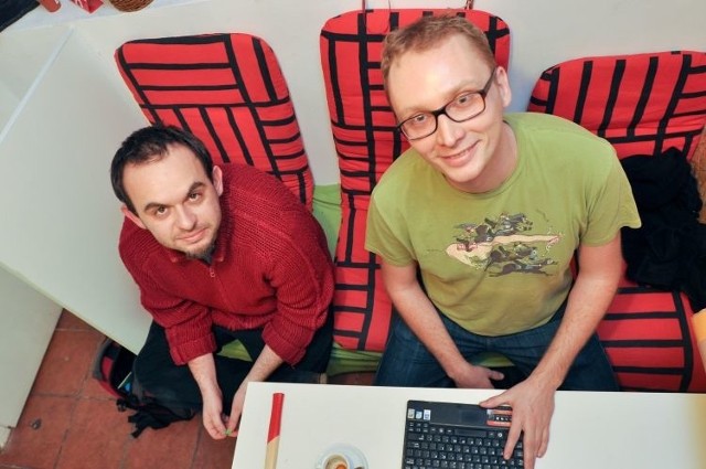 Damian Kudzinowski i Paweł Makowiecki (od lewej) chcą pokazać białostoczanom, że idea coworkingu jest bardzo ciekawa i potrzebna oraz, że warto kształcić się samemu, np. w internecie