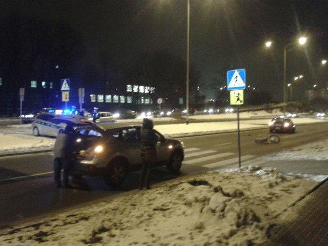 Policja zablokowała ulicę Knyszyńską. Za przejściem leży rower.