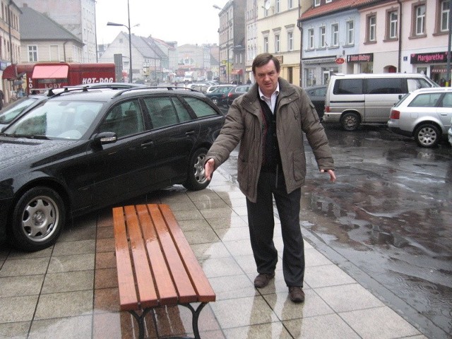 - Ławki można bez problemu przestawić dalej od parkingu - proponuje Franciszek Łuckiewicz.