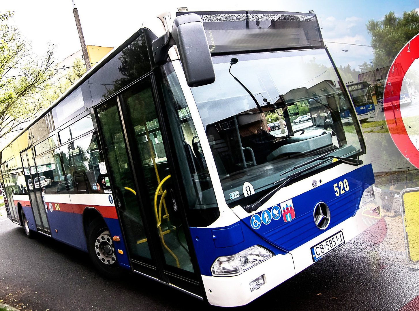 Bydgoszcz Autobus I Samochód Na Skrzyzowaniu
