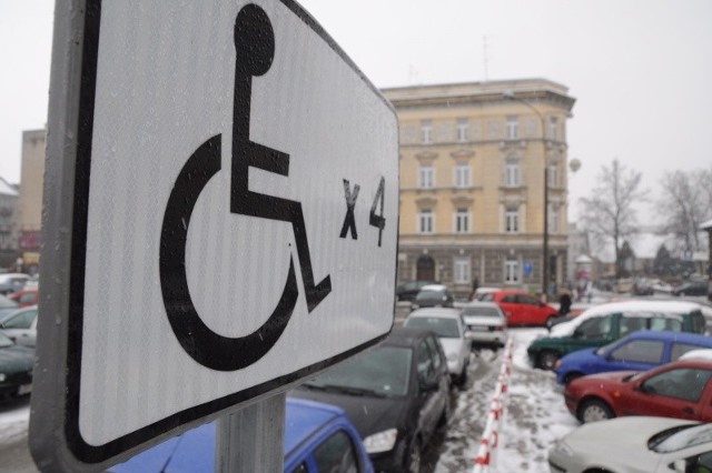 Na tzw. kopertach mogą parkować osoby niepełnosprawne albo ich opiekunowie.