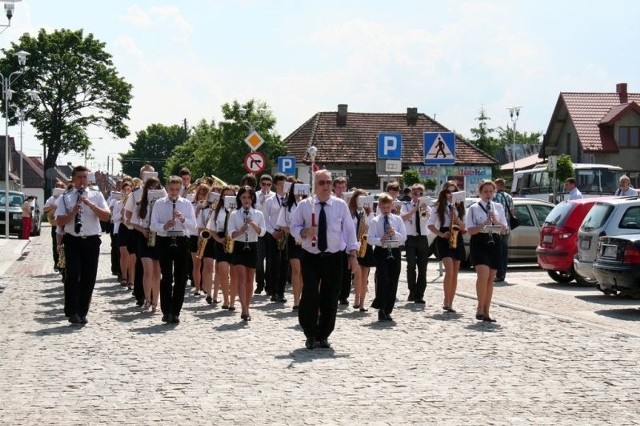 Przemarsz orkiestr na Rynku w Daleszycach