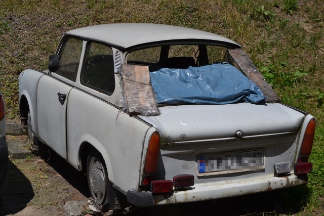 A na parkingu po sąsiedzku można podziwiać takie cudo motoryzacji.