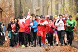 Pobiegli dla Niepodległej. Uczestnicy żarskiego parkrunu przebiegli pięciokilometrową trasę ubrani w barwy narodowe