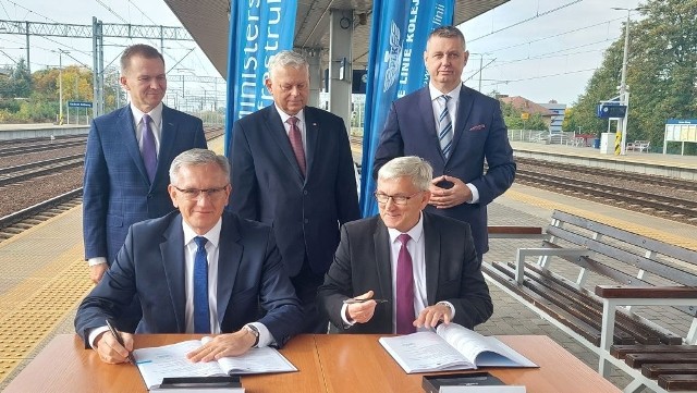 Umowę na budowę nowoczesnych systemów sterowania ruchem kolejowym podpisali w Radomiu Krzysztof Pióro, dyrektor Zakładu Linii Kolejowych w Skarżysku - Kamiennej (z prawej) i Artur Marcinkiewicz, prezes zarządu Kombudu odpisali umowę w tej sprawie. Wykonawca ma 14 miesięcy na wykonanie zadania.