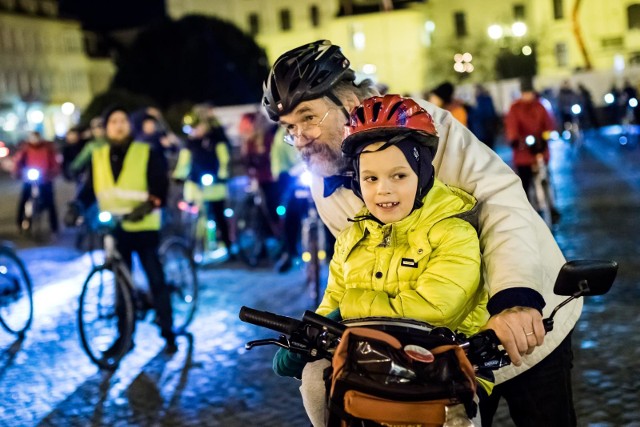 Głównym celem listopadowej Bydgoskiej Masy Krytycznej było zwrócenie uwagi na brak oświetlenia u rowerzystów. Już od kilku dni trwa akcja #swieceprzykladem. Rowerzyści, którzy regularnie biorą udział w Bydgoskiej Masie Krytycznej są zdecydowanie świadomymi rowerzystami. Wiedzą, jakie zagrożenie wynika z poruszania się bez oświetlenia po zmroku. Brak przedniego lub tylnego światła często kończy się potrąceniem, nawet ze skutkiem śmiertelnym. Bydgoska Masa Krytyczna wystartowała tradycyjnie o godz. 18 ze Starego Rynku. Przejazd  był zabezpieczany przez policję.