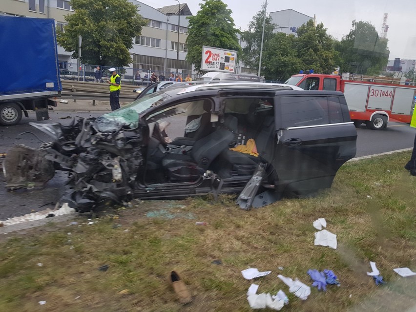 Poważny wypadek na ulicy Gdańskiej w Szczecinie. Zderzyły się trzy auta [ZDJĘCIA]