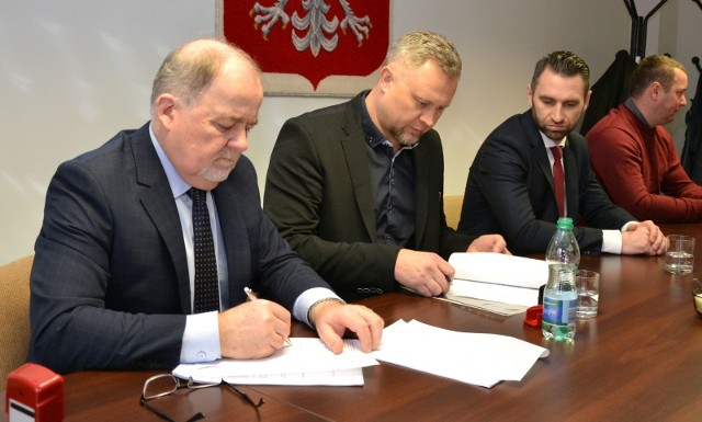Umowę podpisują starosta Janusz Zarzeczny i przedstawiciel firmy Molters