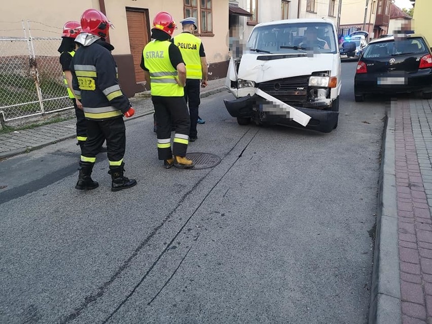 Wypadek w Starym Sączu. Samochód dostawczy uderzył w budynek na ul. Kilińskiego. Dwie osoby zostały zabrane do szpitala [ZDJĘCIA]