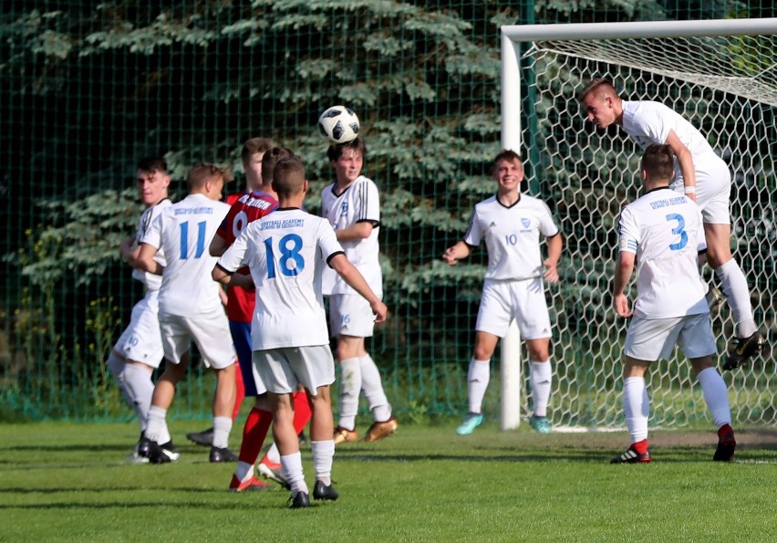 W kluczowym spotkaniu FASE (białe stroje) pokonało Salos...