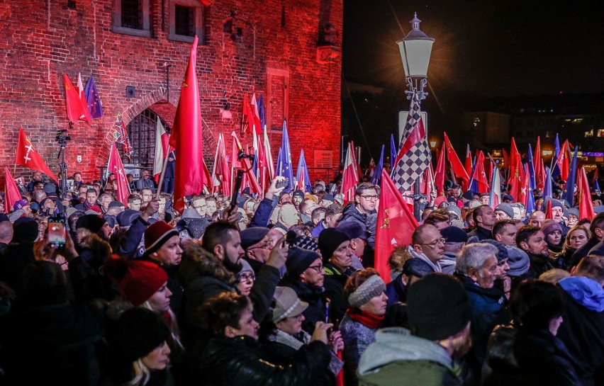 Rocznica ataku na prezydenta Gdańska. Pamiątkowa tablica, podświetlony krzyż i niezwykły tunel światła [zdjęcia, wideo]