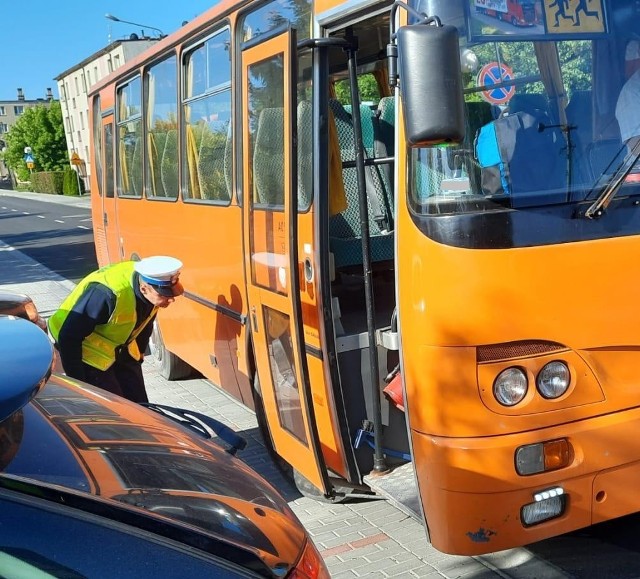 We wtorek, 30 maja, policjanci z Radziejowa skontrolowali autobusy, które miały zawieźć dzieci na wycieczkę do Torunia. Jak się okazało, dwa z podstawionych pojazdów nie miały aktualnych przeglądów.