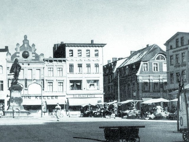 Dom pogromcy Napoleona stał w rogu Starego Rynku, feldmarszałek Bluecher patrzył na niego z pomnika. Dom przestał istnieć w 1945 roku, wskutek pożaru słupskiej starówki.