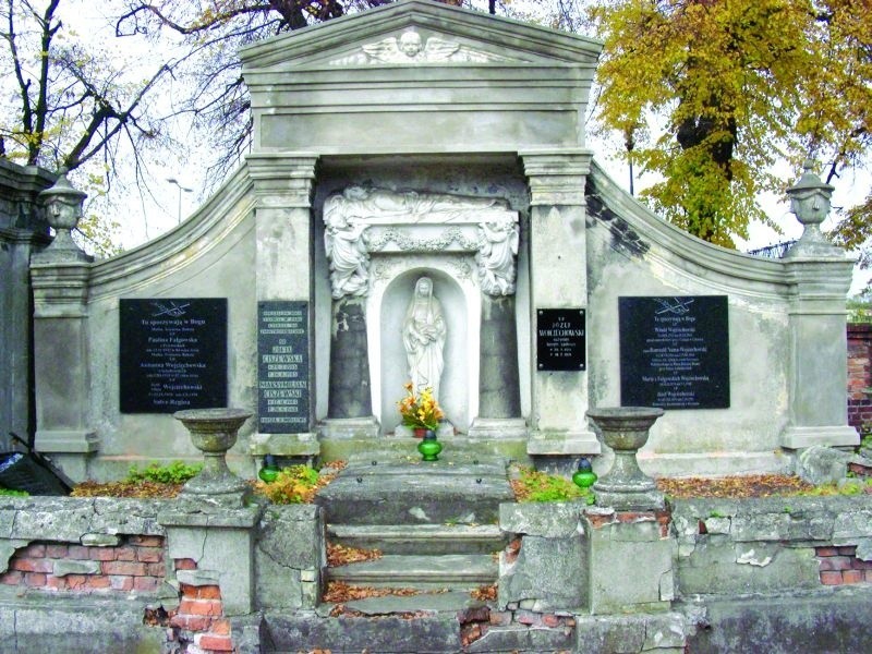 Sławomir Marcysiak: - Zrujnowane przedpole grobowca rodziny...