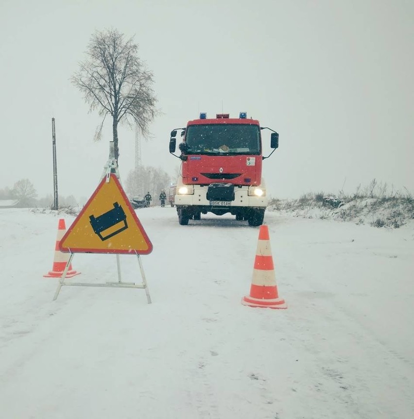 W obu pojazdach podróżowały łącznie cztery osoby. Dwie osoby...